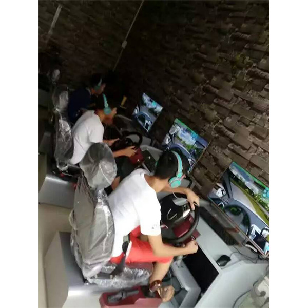 小伙子在網吧里使用汽車駕駛模擬器！