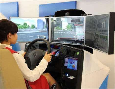 當我坐上這個模擬器的時候，雖然跟真車有點區別，但所有的方向盤檔位離合剎車油門都是跟真車設置的一樣，練習的軟件也是跟考試的一樣。